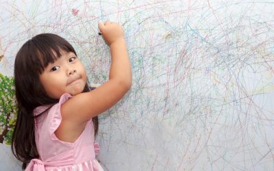 Ce faci atunci când copilul desenează pe pereți?
