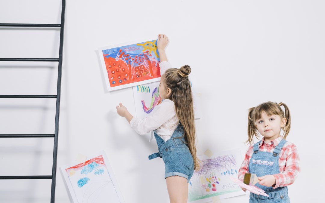 Găzduiește un muzeu de artă în livingul tău: Unde să pui creațiile fantastice ale copiilor tăi?